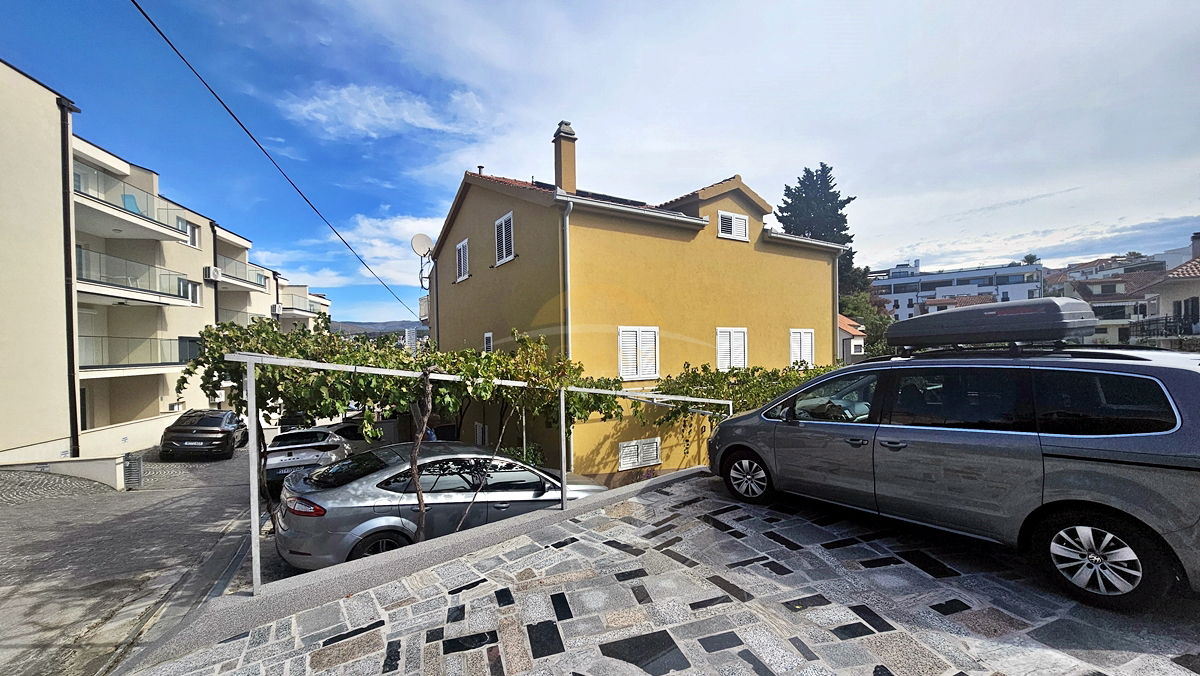 Apartmajska hiša v Okrugu Gornjem/Čiovo, drugi niz od morja - 5 apartmajev